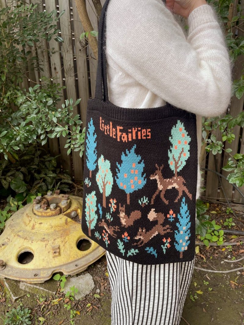 【Little Fairies】品牌针织袋 (黑色) 动物与森林插画 毛线肩背袋 - 侧背包/斜挎包 - 其他材质 黑色