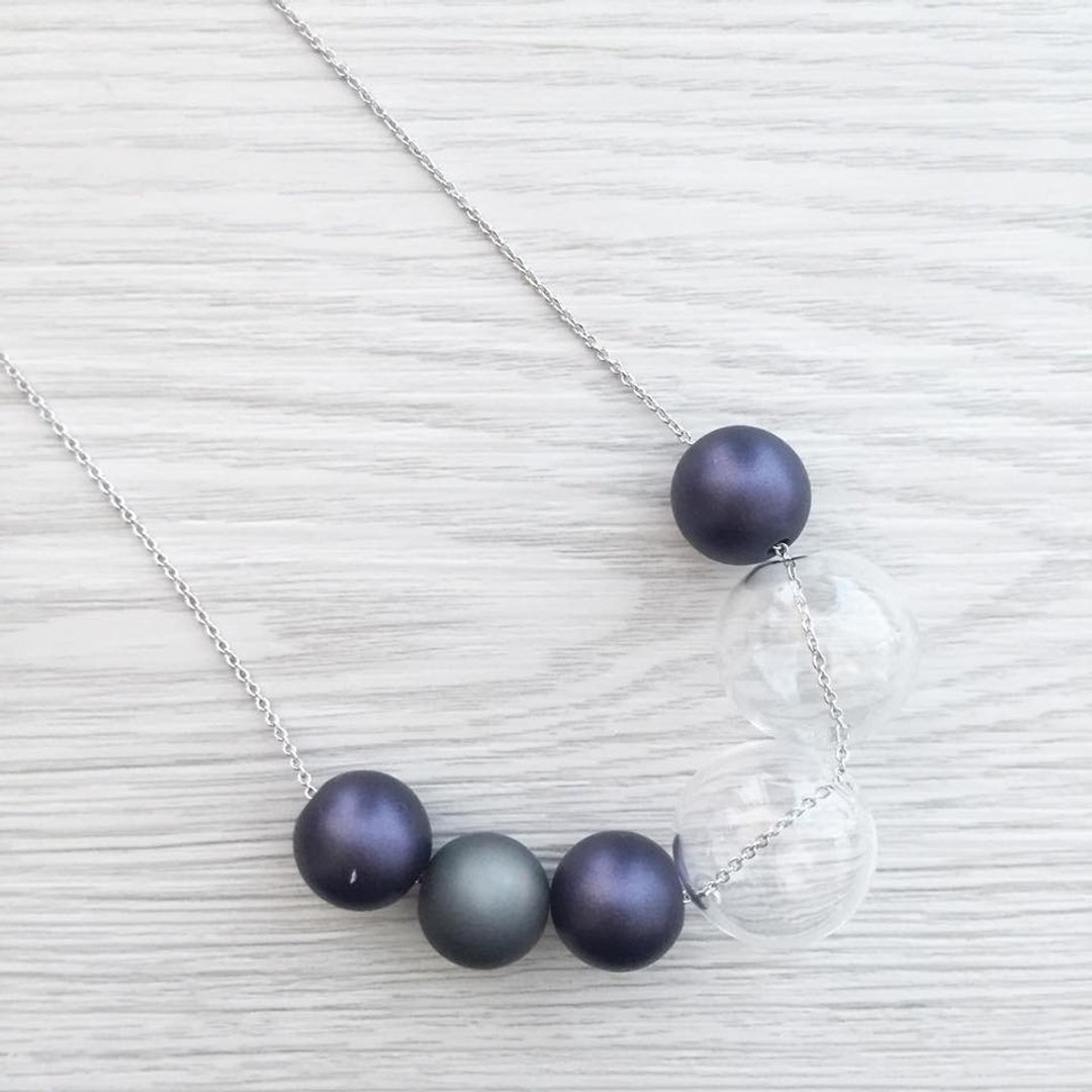 LaPerle 黑色 几何 玻璃珠 泡泡 圆珠 透明 项链 颈链 项链 颈链 生日礼物Geometric Glass Royal Blue Ball Necklace - 颈链 - 玻璃 黑色