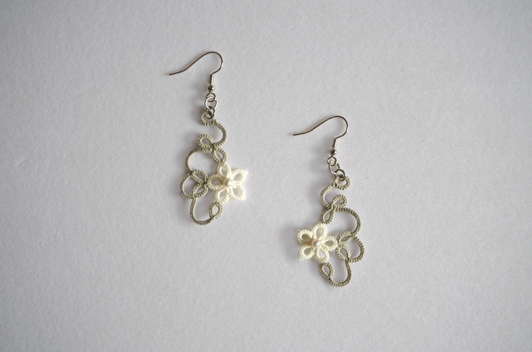 [Made-to-order] Tatting lace botanical earrings / Silver gray - 耳环/耳夹 - 棉 灰色