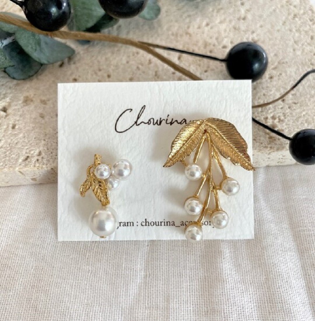 Pearl fruit asymmetric Clip-On, earrings - 耳环/耳夹 - 其他金属 金色