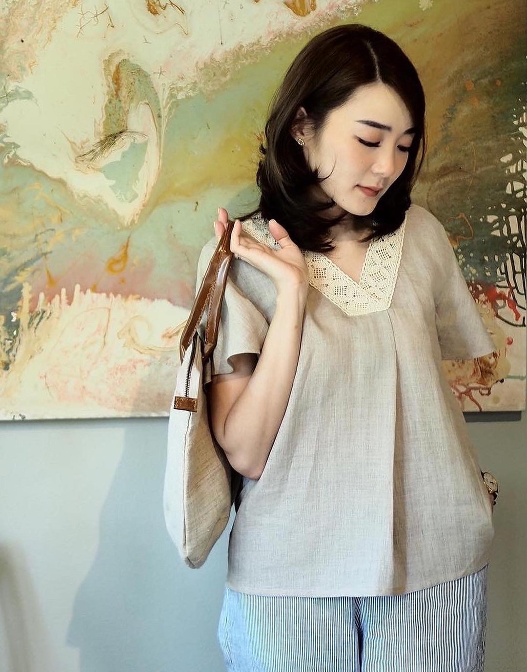 蕾丝领V亚麻短袖上衣 燕麦色：Maria 上衣 - 女装上衣 - 棉．麻 卡其色