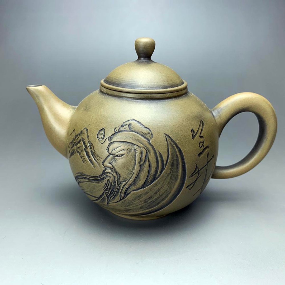 台湾【段泥】雕刻关公(威震山河)窑变壶 - 茶具/茶杯 - 陶 卡其色