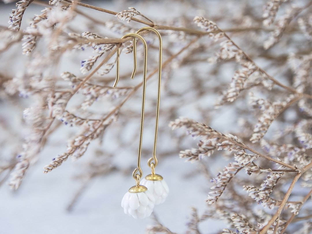Globe Amaranth ~ white porcelain flower long hook earring - 耳环/耳夹 - 陶 白色
