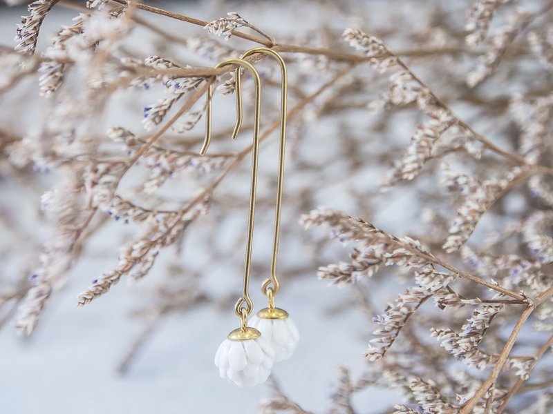 Globe Amaranth ~ white porcelain flower long hook earring - 耳环/耳夹 - 陶 白色