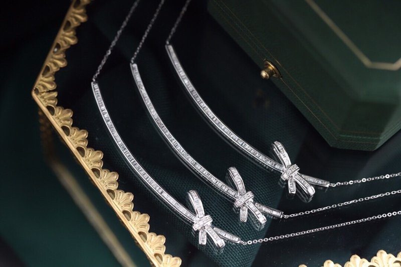 18K白金梯方钻石项链- 蝴蝶结微笑设计 - 项链 - 贵金属 