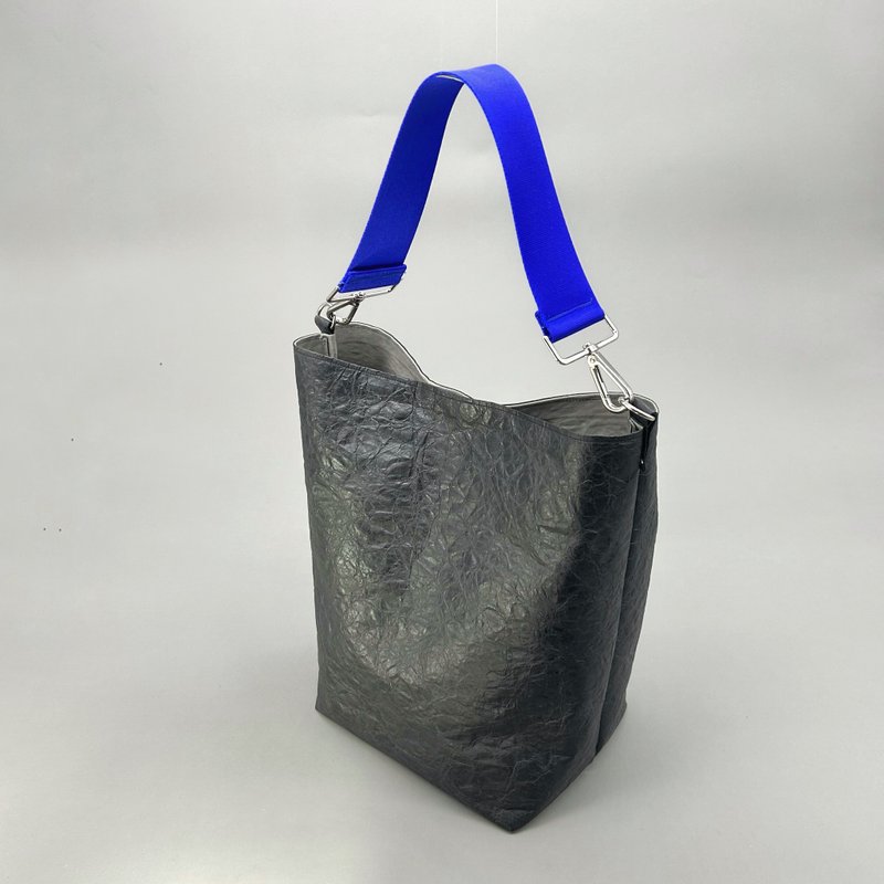 【东京直送】特殊材质环保斜背包 black tyvek × 宝石蓝 侧背包 - 侧背包/斜挎包 - 防水材质 黑色