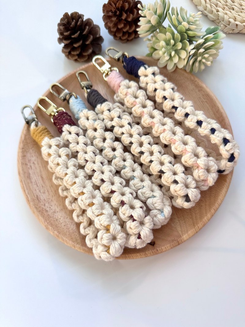 四花瓣手机手腕绳。钥匙挂绳/包包吊饰/macrame - 其他 - 棉．麻 多色