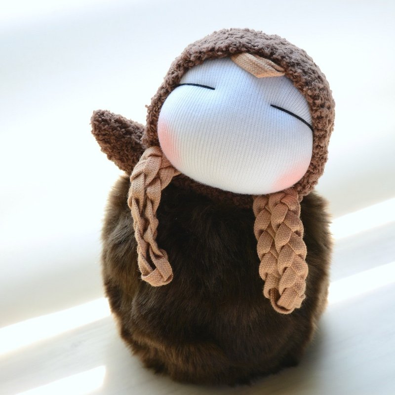 自然风手作袜子娃娃~咖啡毛球辫子女孩 - 玩偶/公仔 - 棉．麻 咖啡色