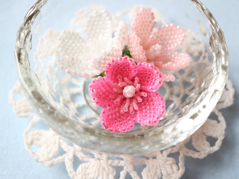 Brooch of peach bamboo Pink Single blooming Oleander Flower lover Flower Summer rainy season Delicate and elegant Seed beads Bead stitch Off room - 胸针 - 玻璃 粉红色
