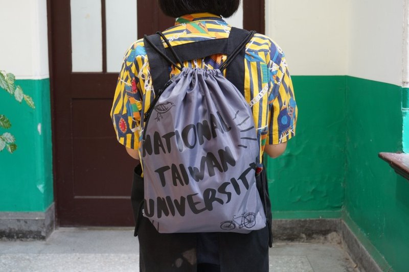 NTU涂鸦运动风束口后背包-灰 - 束口袋双肩包 - 塑料 灰色