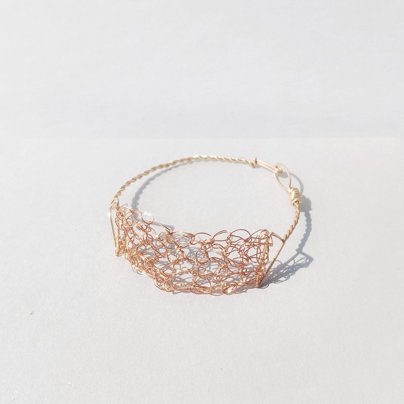 金属扭花镯-思绪 淡金方款 - 手链/手环 - 其他金属 