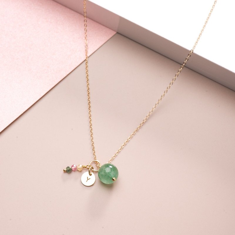 绿草莓晶8mm项链吊坠 | 生日礼物天然水晶14KGF字母 | 五月诞生石 - 项链 - 水晶 绿色