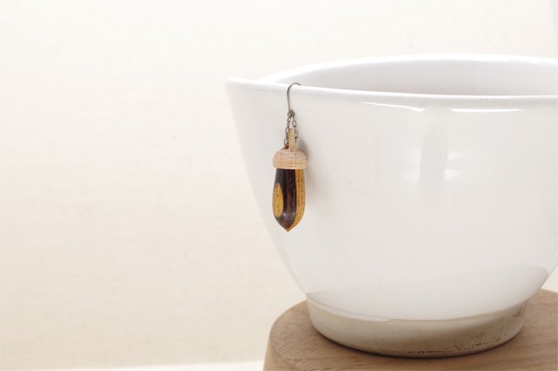 no.044 - Wood carving acorn earring (D-3) - 耳环/耳夹 - 木头 咖啡色