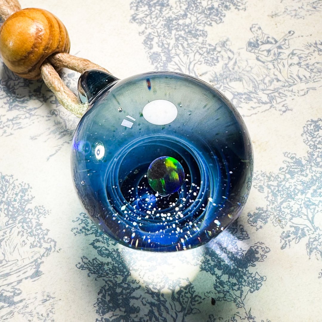 闪耀宇宙玻璃吊坠 / 蛋白石星球 20240830 - 项链 - 玻璃 蓝色