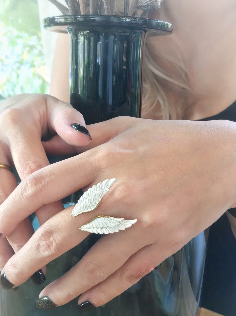 White Patina Angel Wings Ring in Brass. Fairy Tale Collection. Adjustable Size - 戒指 - 其他金属 