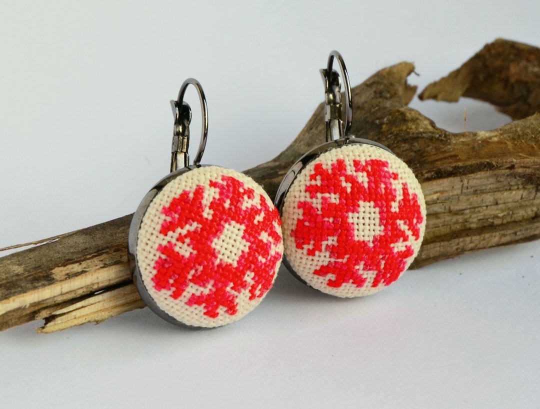 红色雪花刺绣耳环十字绣首饰手工制作的送给女朋友的圣诞礼物 - 耳环/耳夹 - 绣线 红色
