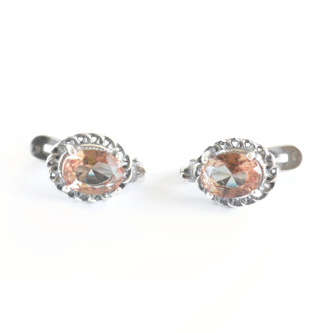 Color Changing Stone - Minimalistic Zultanite Earrings - 耳环/耳夹 - 宝石 粉红色
