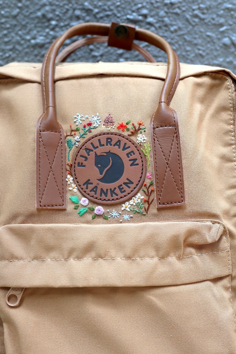 Kanken刺绣订制 缤纷花园-此款图案可订制 但卡其色包包已断货 - 后背包/双肩包 - 防水材质 