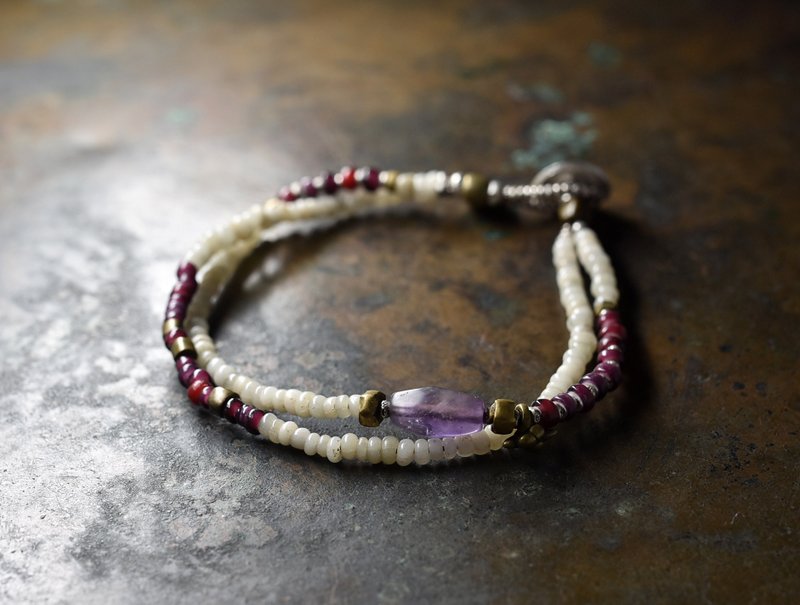 Double breath of ancient amethyst and milky white antique beads, grape-colored white hearts, old orissa brass - 手链/手环 - 玻璃 白色
