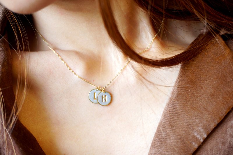 浅灰色大理石纹 定制化圆形金属框英文字母项链 刻字姓名情人颈链 - 项链 - 其他金属 金色