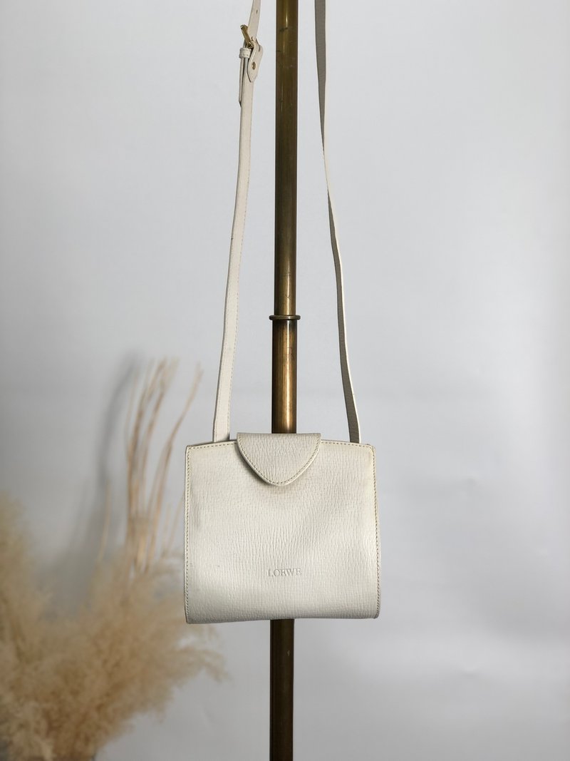 【日本直送 名牌二手包】LOEWE 罗威 侧背包 象牙白 压印Logo 牛皮 vintage 古董 sj6yij - 侧背包/斜挎包 - 真皮 白色