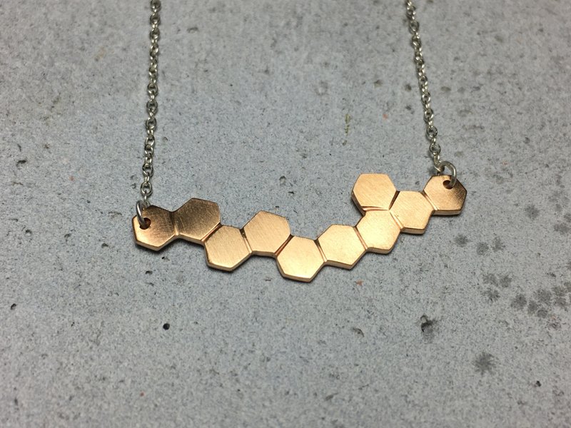 AJEOSSI【手工×定制×DIY】黄铜、红铜×蜂巢敲字项链 / 手链 - 项链 - 铜/黄铜 金色