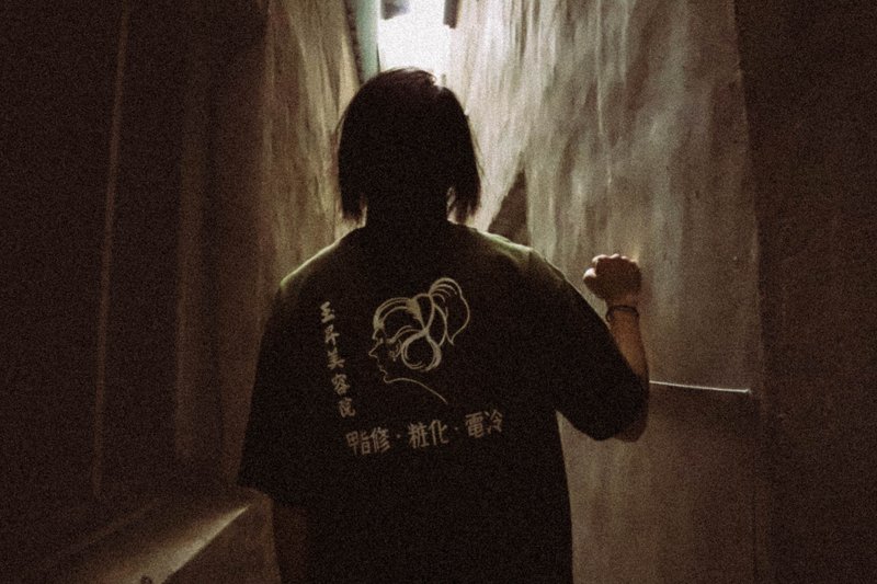 玉升美容院 军绿 宽版 落肩 短袖 T恤 OG Logo Tee - 男装上衣/T 恤 - 棉．麻 绿色
