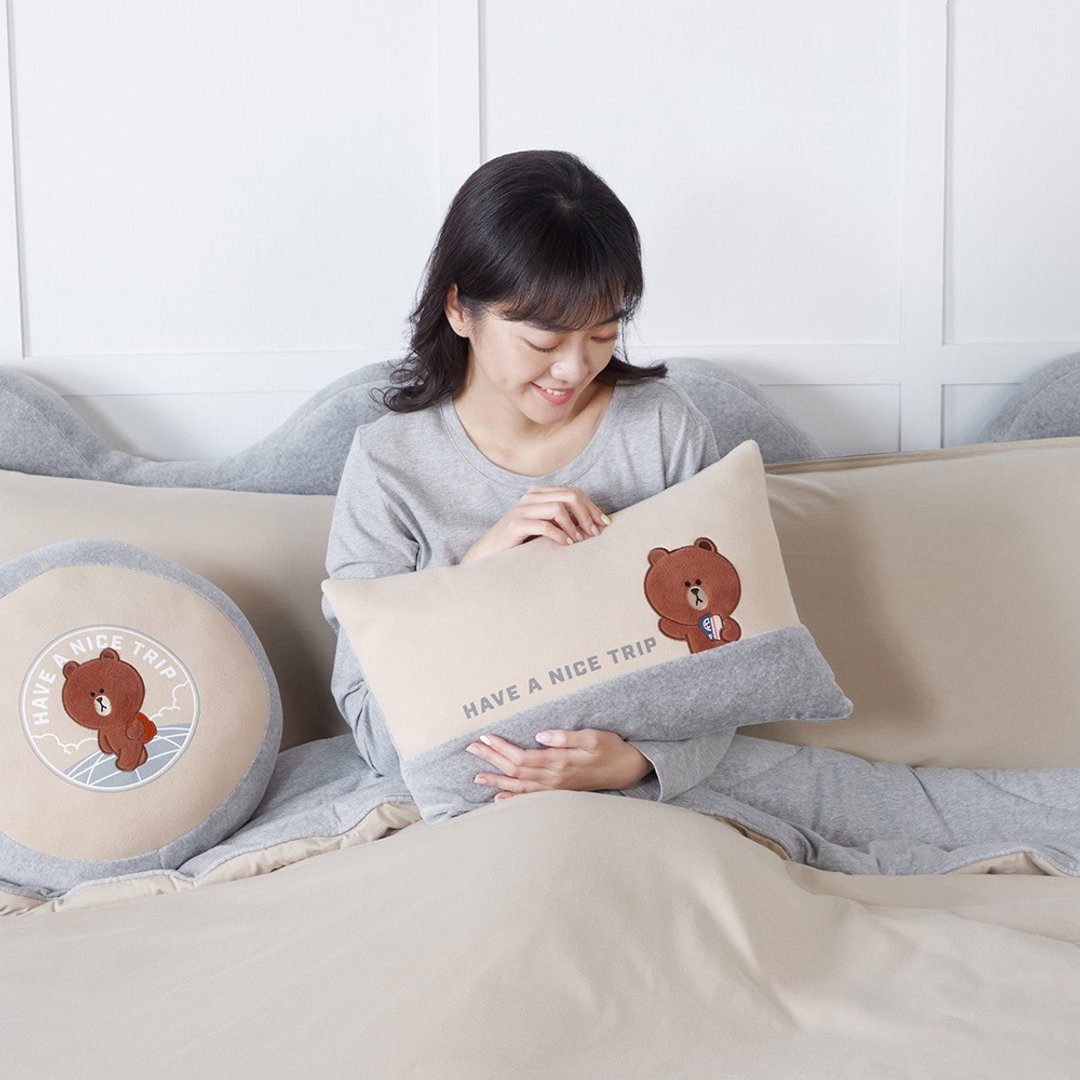 LINE FRIENDS | 熊大旅行方形抱枕 (30x45厘米) -奶茶棕 - 枕头/抱枕 - 棉．麻 卡其色