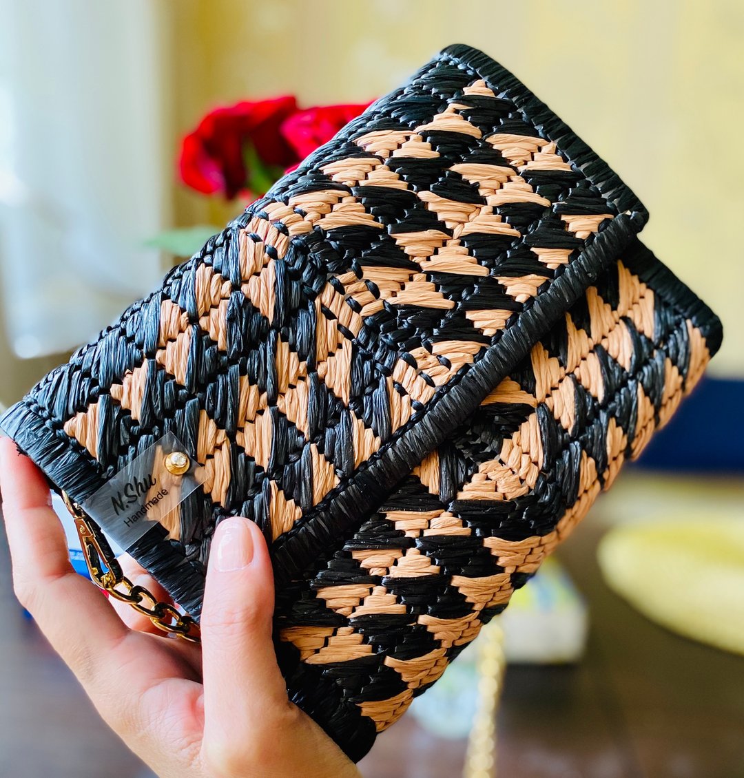 Clutch bag exclusive. Clutch on the chain. Clutch bag on a chain - 手拿包 - 纸 咖啡色