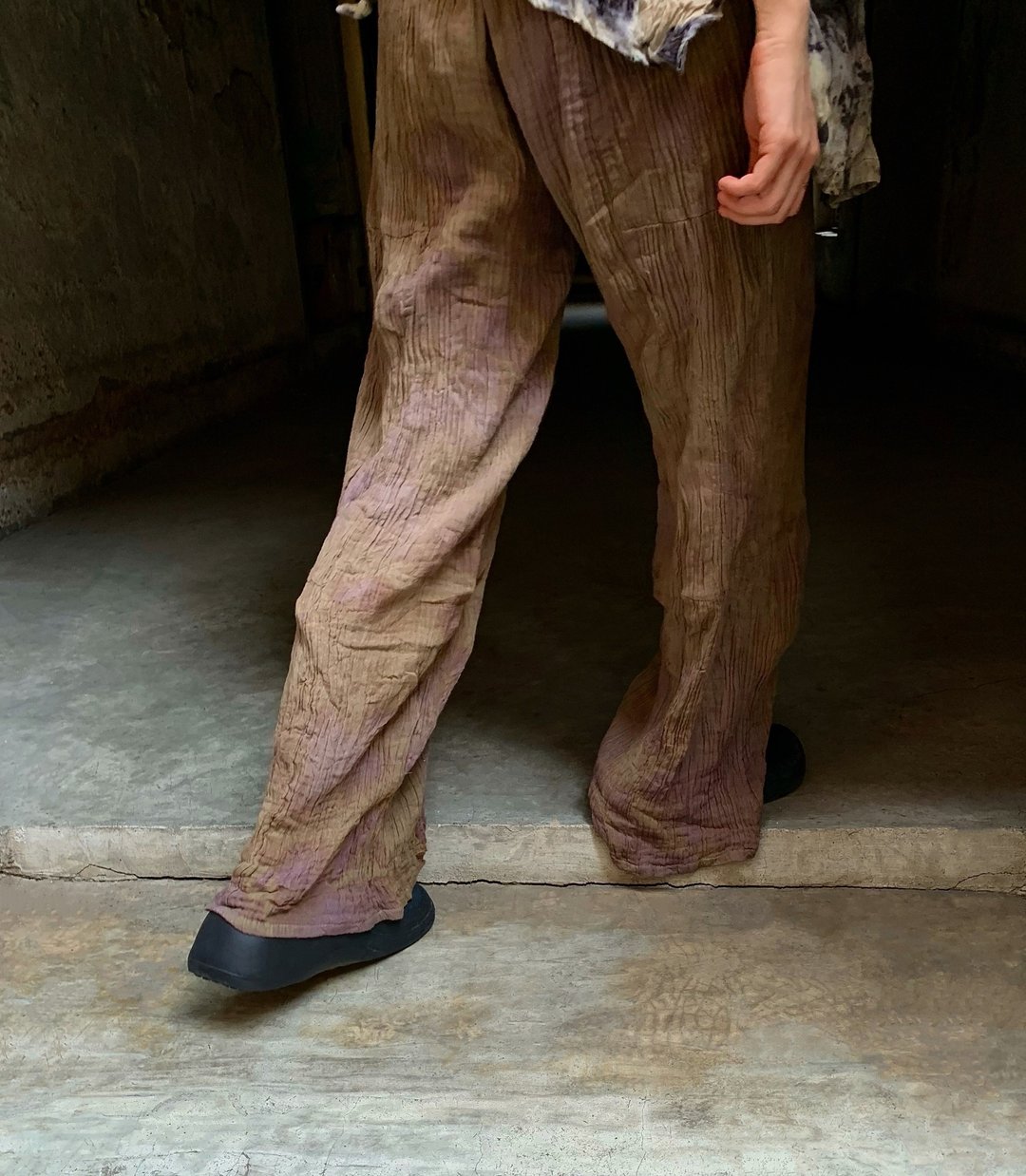 Ebony tie dye wrinkled pants - 男士长裤 - 棉．麻 