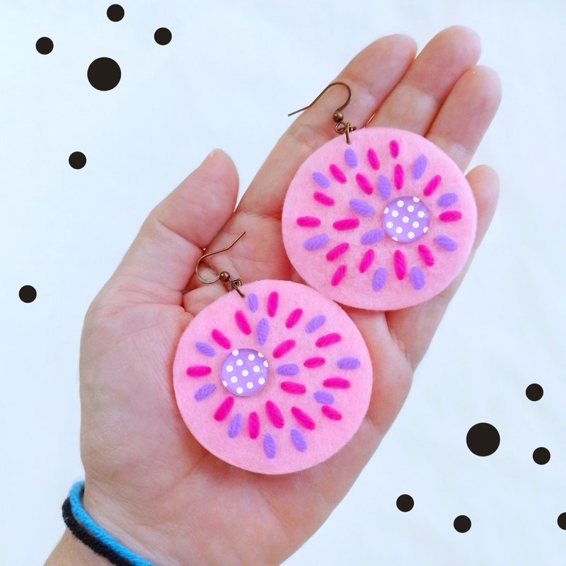 手工制作耳环，独特造型，以毛线与珠饰绣于 2x2.75 英寸的硬质毛毡布上。 - 耳环/耳夹 - 其他材质 粉红色