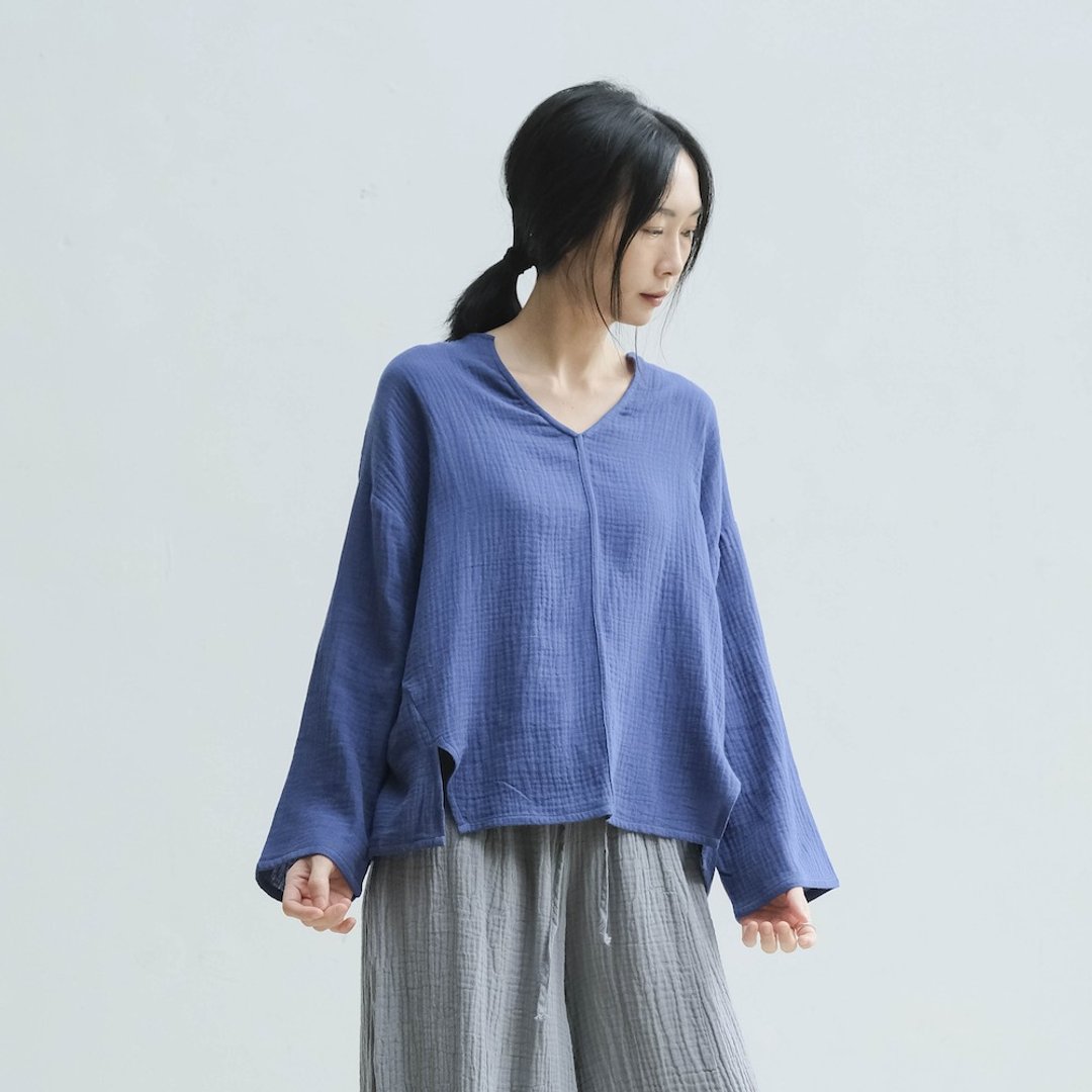 OMAKE V 领小开衩长袖上衣 / 双层纱 蓝 - 女装上衣 - 棉．麻 蓝色