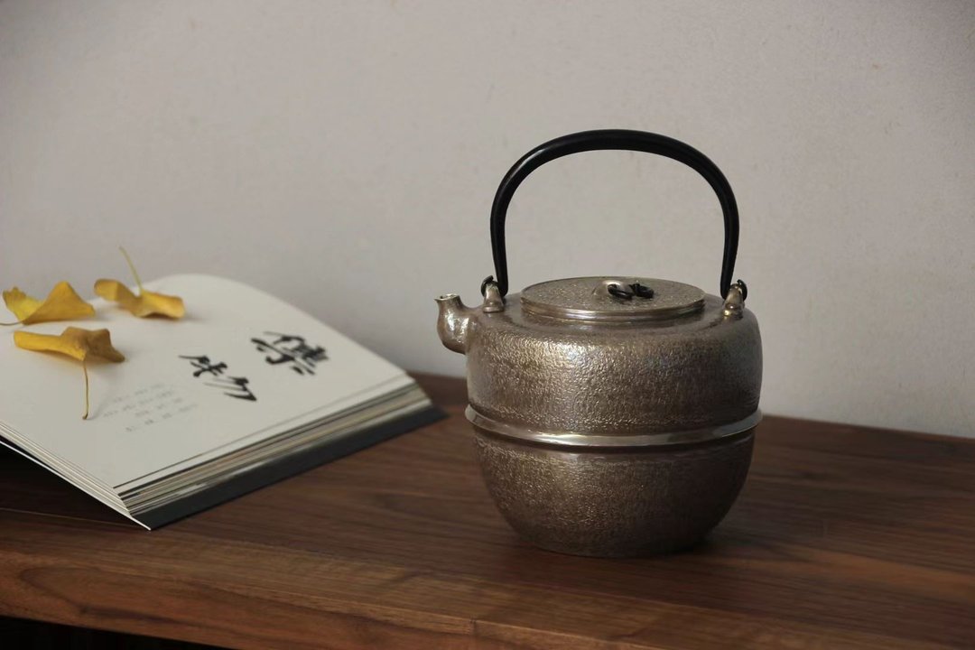 尚帧品 腰线小口荒纹银壶 纯银9999纯手工  1000cc - 茶具/茶杯 - 纯银 
