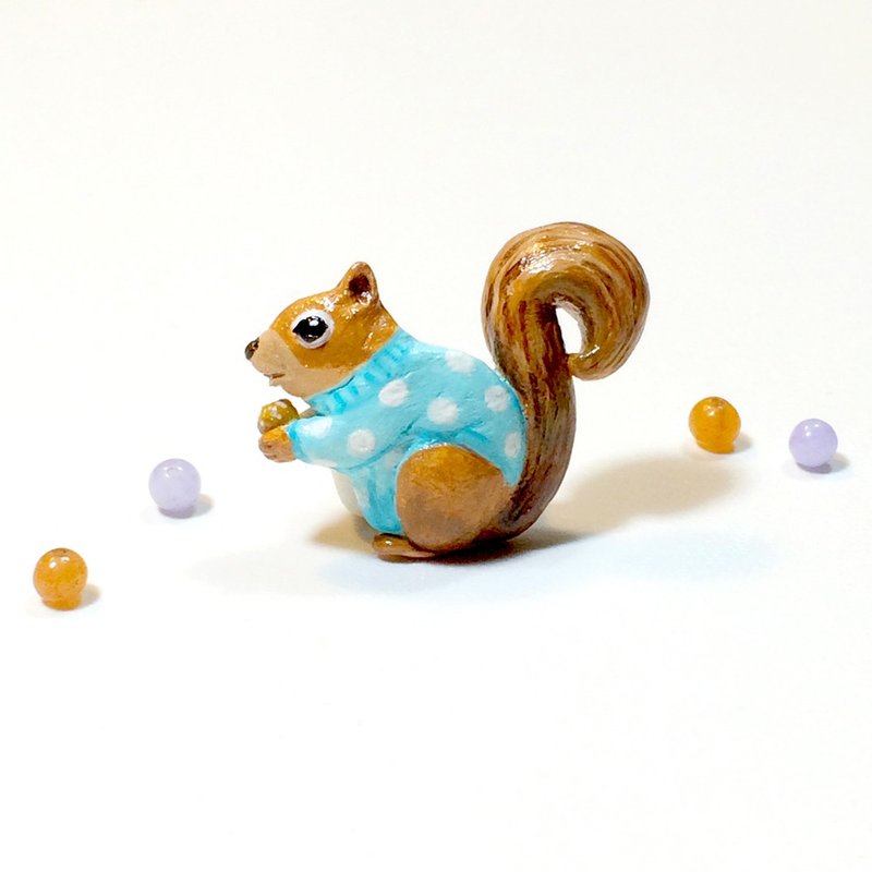 Squirrel wearing polka dot sweater Brooch, Squirrel Pin, Squirrel brooch - 胸针 - 粘土 咖啡色