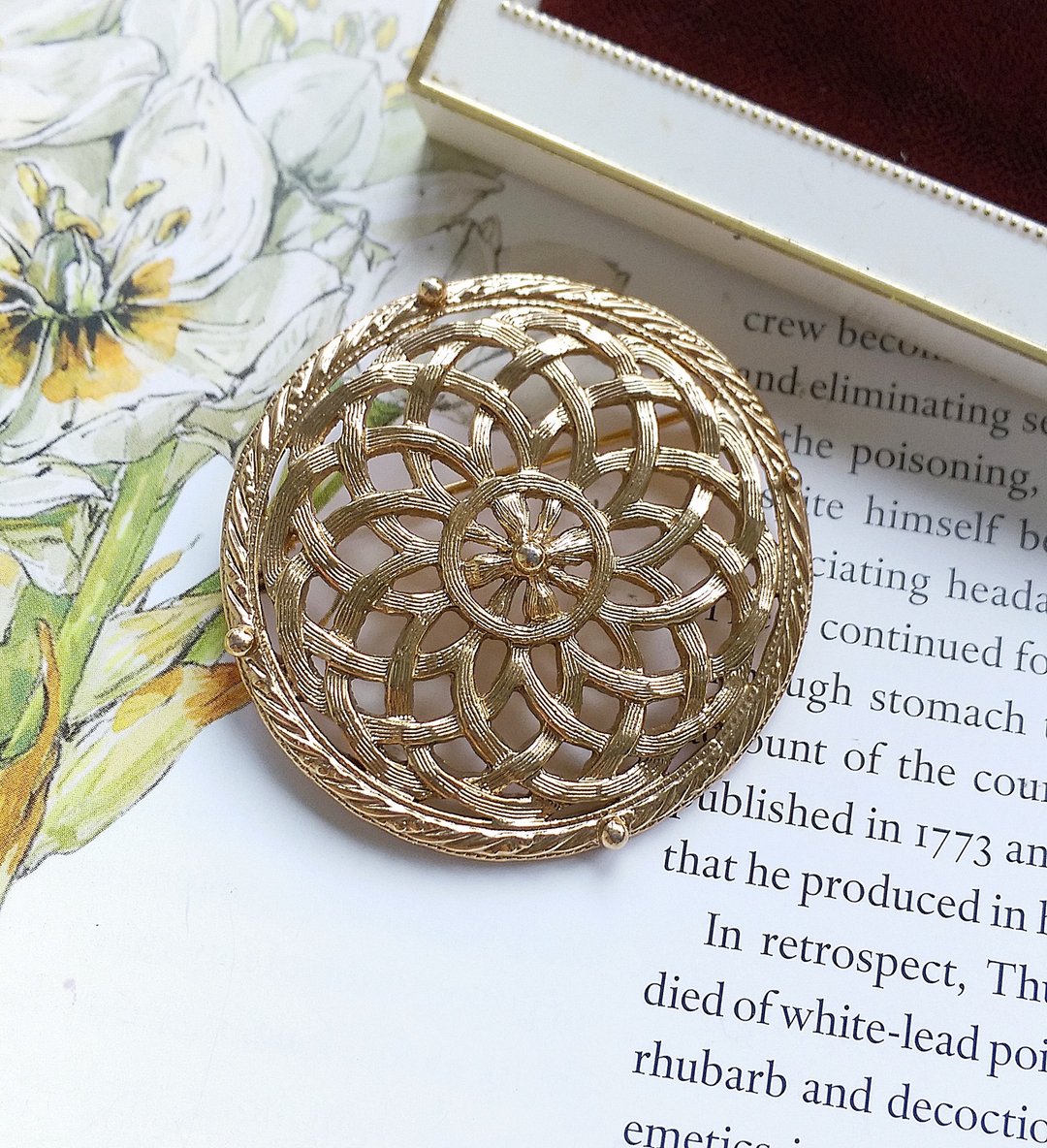 Vintage Jewelry 西洋古董饰品 1928 金色刷纹 图腾 别针 - 徽章/别针 - 其他金属 金色