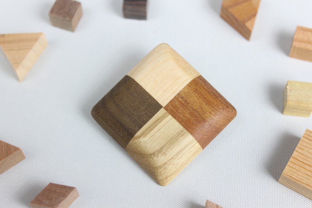 Parquet squares brooch - 胸针 - 木头 卡其色