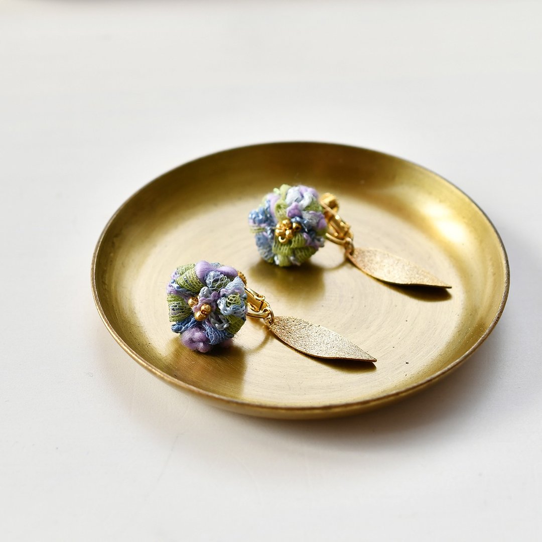 Small flower tassel earrings/Purple green - 耳环/耳夹 - 其他材质 紫色