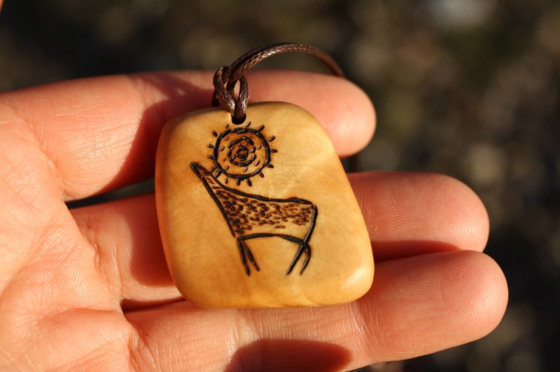 Pendant Birch burl wood Spirit of deer Sacred deer talisman Sun cross Mascot - 项链 - 木头 
