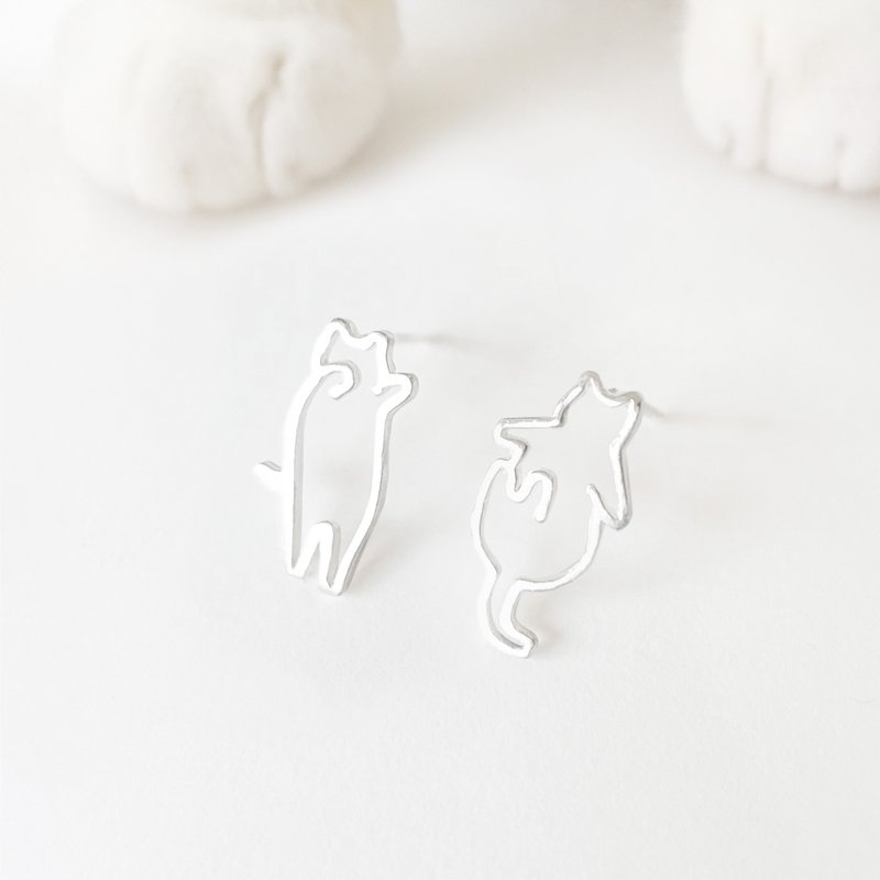 / 抱抱猫咪 / 不对称猫咪925纯银耳环 - 耳环/耳夹 - 纯银 银色
