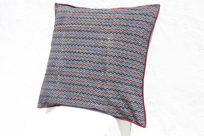 圣诞节礼物 限量一件 手工木刻印抱枕套 / 纯棉抱枕套 / 印花抱枕套 / 手工印抱枕套 - indigo 蓝染三角形 山丘 - 枕头/抱枕 - 棉．麻 蓝色