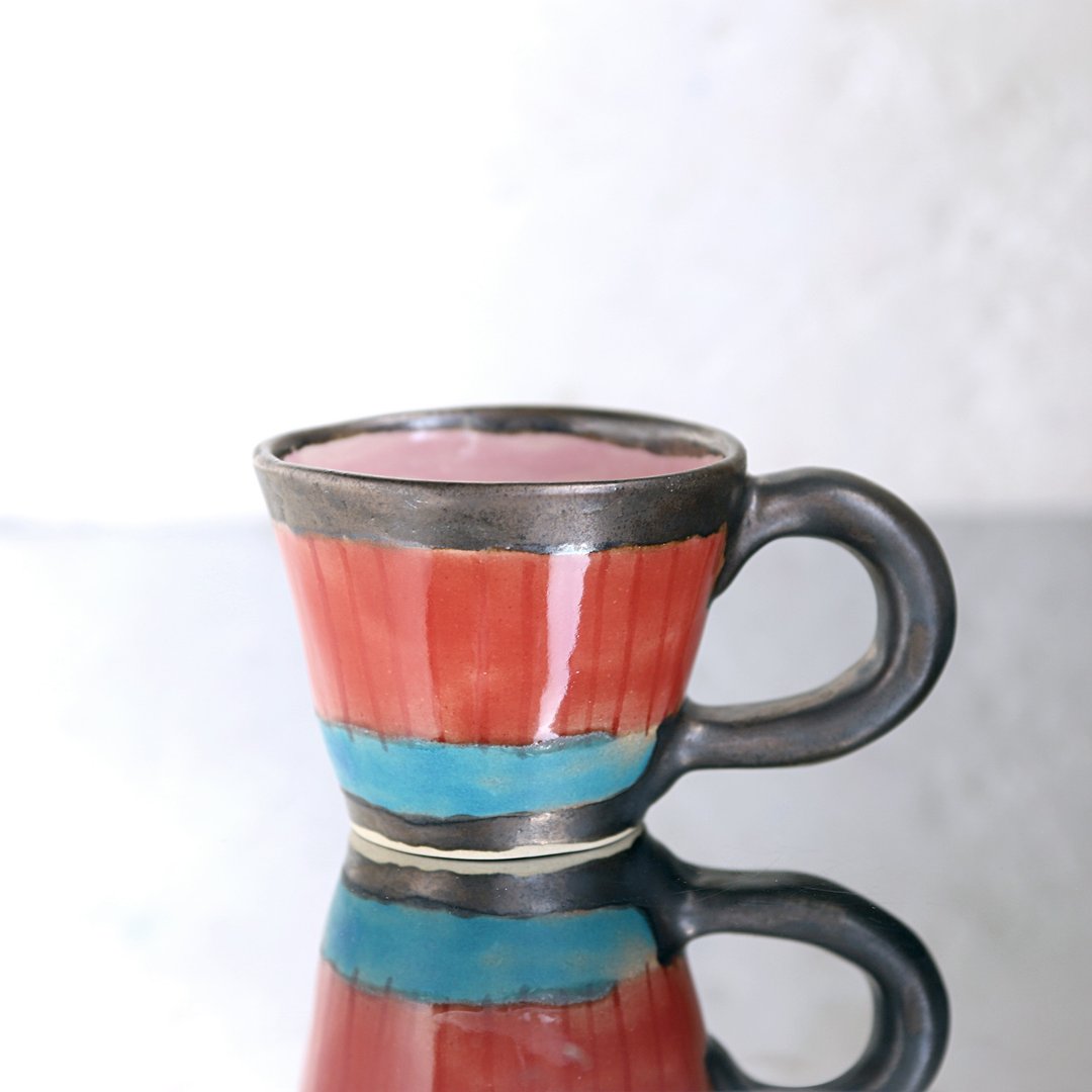 Hand-bending mug orange with black handle - 咖啡杯/马克杯 - 陶 多色