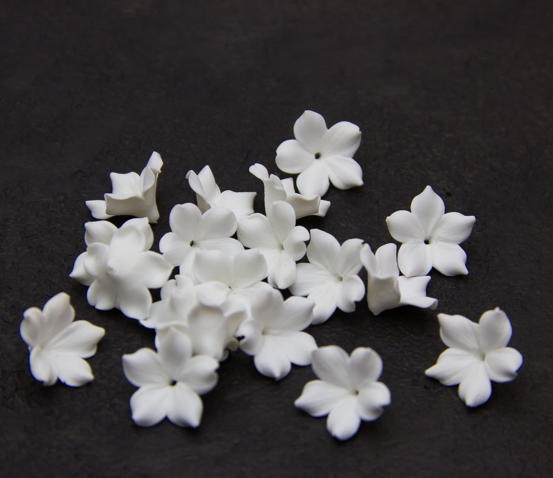 White Flowers making jewelry 1.5 cm, Polymer clay flower beads - 零件/散装材料/工具 - 塑料 白色
