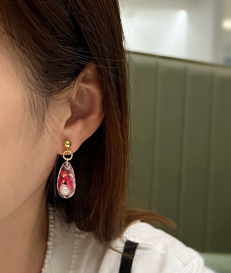 绣球花 淡水珍珠 925纯银镀18K金耳针 可改树脂耳夹 - 耳环/耳夹 - 植物．花 红色