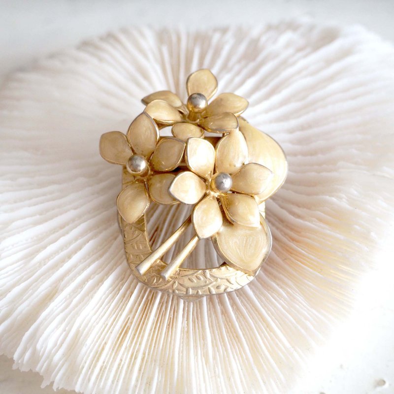 复古陶瓷质感米色花丝巾夹 高贵优雅 日本二手中古珠宝首饰古着 - 围巾/披肩 - 其他材质 多色