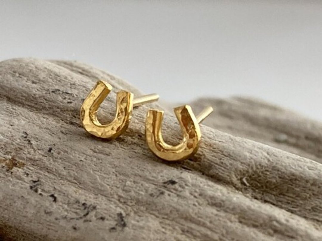 K24 K24 Pure Gold Post Pure Gold Horseshoe Horseshoe Stud Earrings K24 Hourse Shoe Stud From One Ear - 耳环/耳夹 - 其他金属 