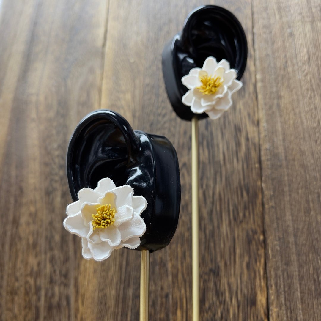 【秋冬新时尚】皮革茉莉花耳环【纯银耳鈎/纯银耳针/镀银耳夹】 - 耳环/耳夹 - 真皮 白色