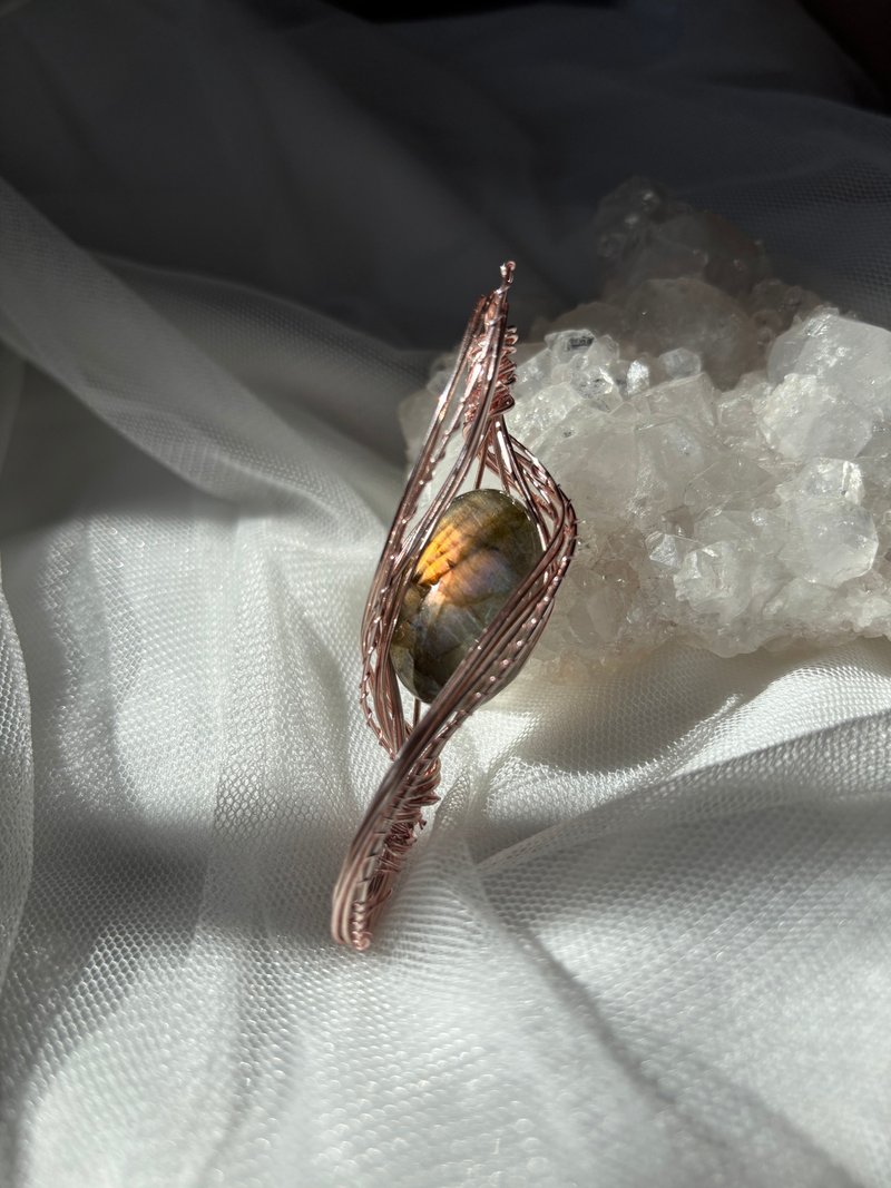 珍饰 － 彩光拉长石金属绕线吊坠 - 项链 - 水晶 