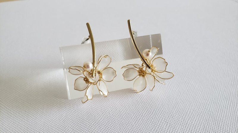 flowering twig pierced earrings - 耳环/耳夹 - 树脂 白色