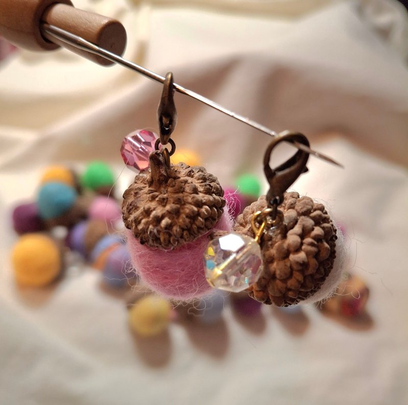 毛毛橡果。羊毛毡 + 水晶的可爱组合 - 吊饰 - 羊毛 多色