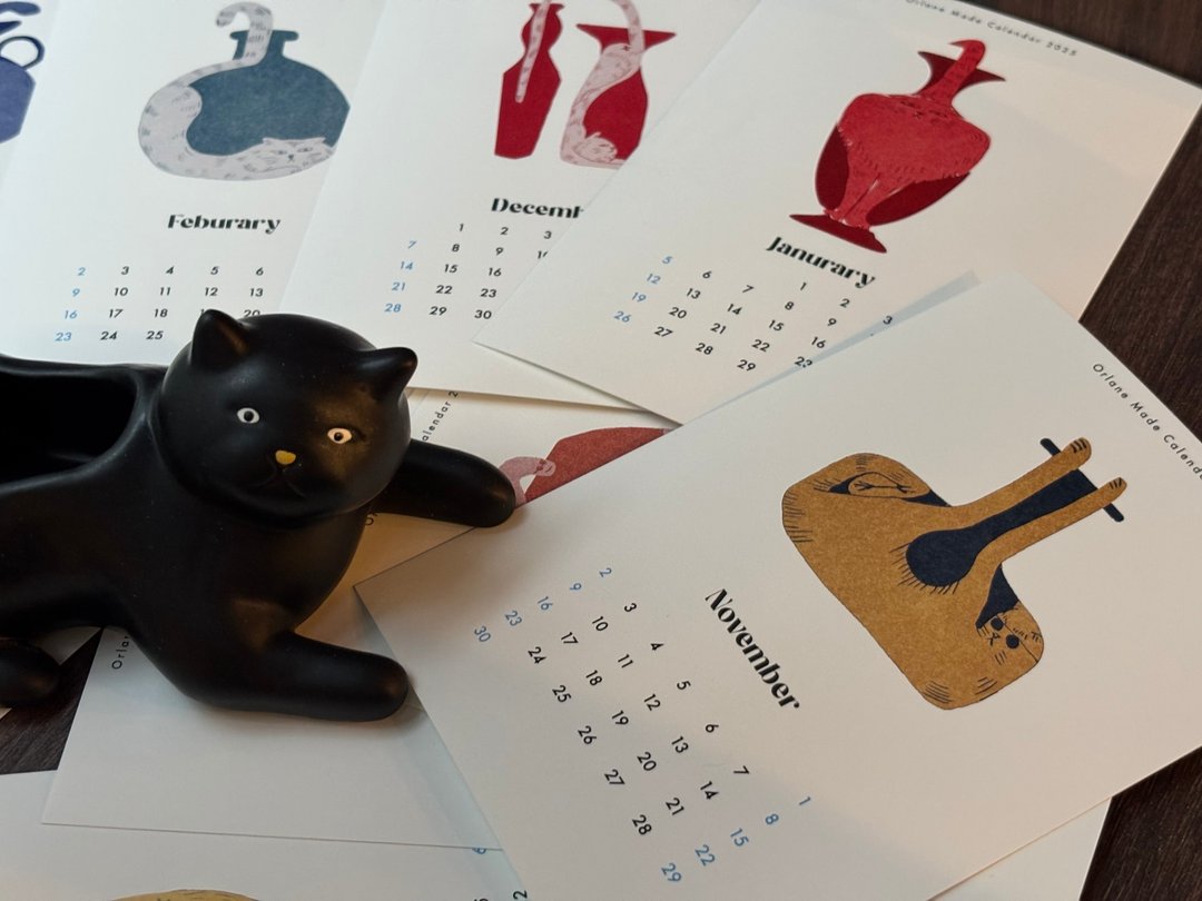 2025 calendar l 猫猫与瓶瓶直式木座桌历cat cat with vase vase - 年历/台历 - 纸 多色
